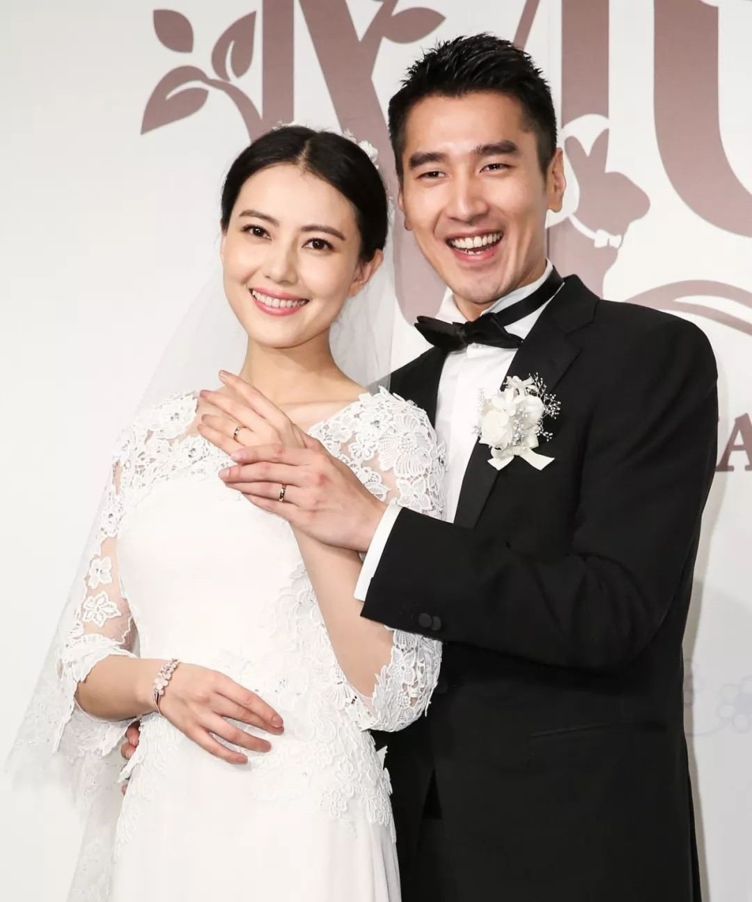 高圆圆|网友偶遇高圆圆赵又廷逛街，全程手拉手，赵又廷身高一米六引热议