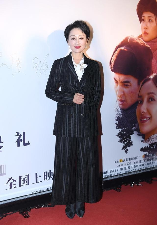 浓妆|王姬自信过头，这么“挤”的裙子硬塞进去，大浓妆配齐刘海好显老