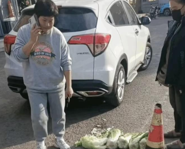 女司机开车压坏几棵白菜,摊贩开口就是400块,网友:叫城管来