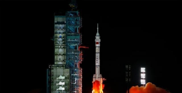 宇航员 宇航员在空间站工作很长时间，为什么氧气用不完？会不会氧中毒？