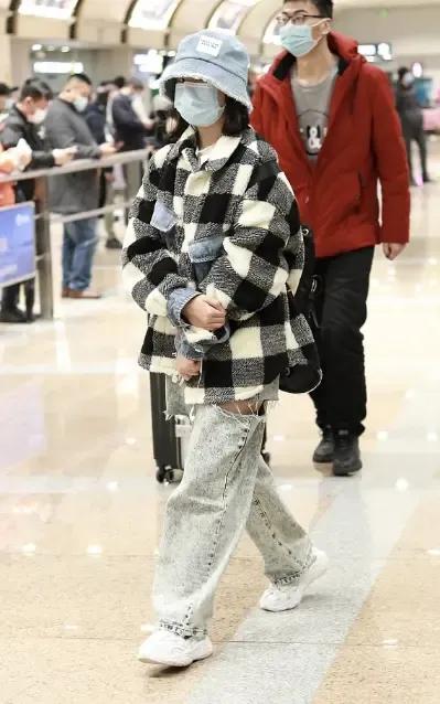 小沈阳|小沈阳一家三口走机场！一身潮搭显臃肿，15岁女儿身高令人担忧