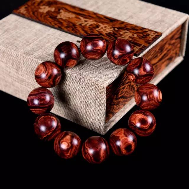 鼻烟壶|别戴大金项链子了，中国男人传统的几大首饰是这些！