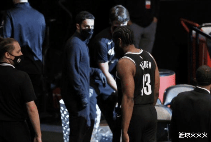 詹姆斯·哈登|没那么糟！曝哈登离场后，跑步机上热身+队医不让回，G2或能复出