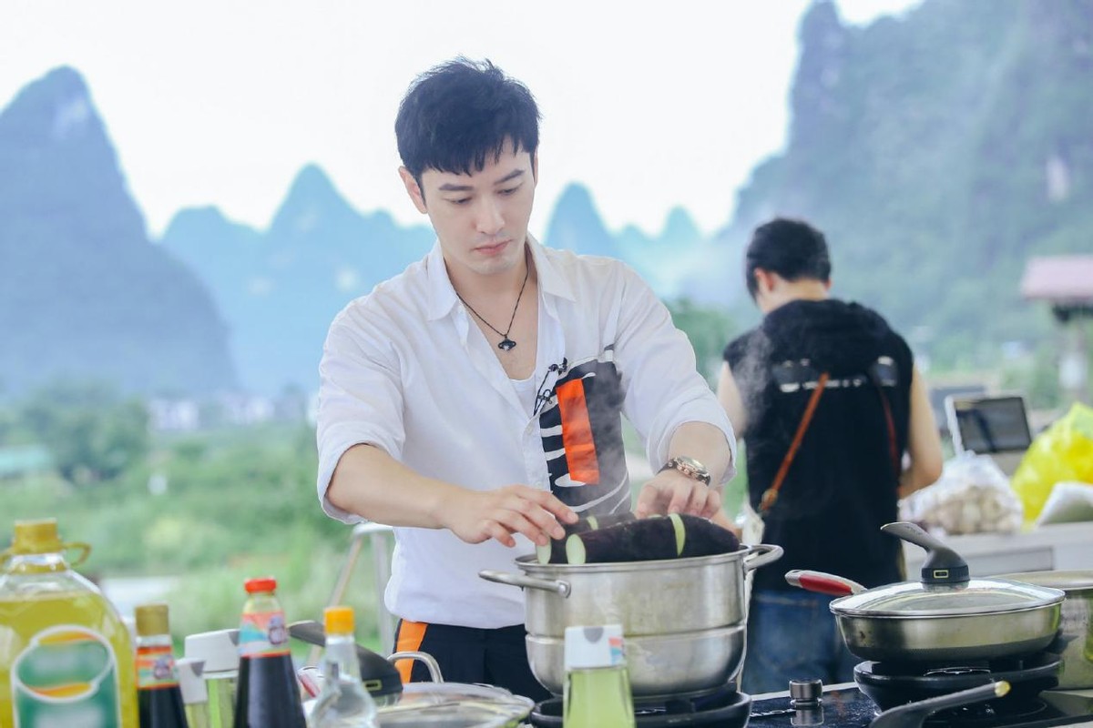 潮流搭配师甜甜|黄晓明瘦下来终于不再油腻，在《中餐厅》衬衫造型清爽自然，超赞