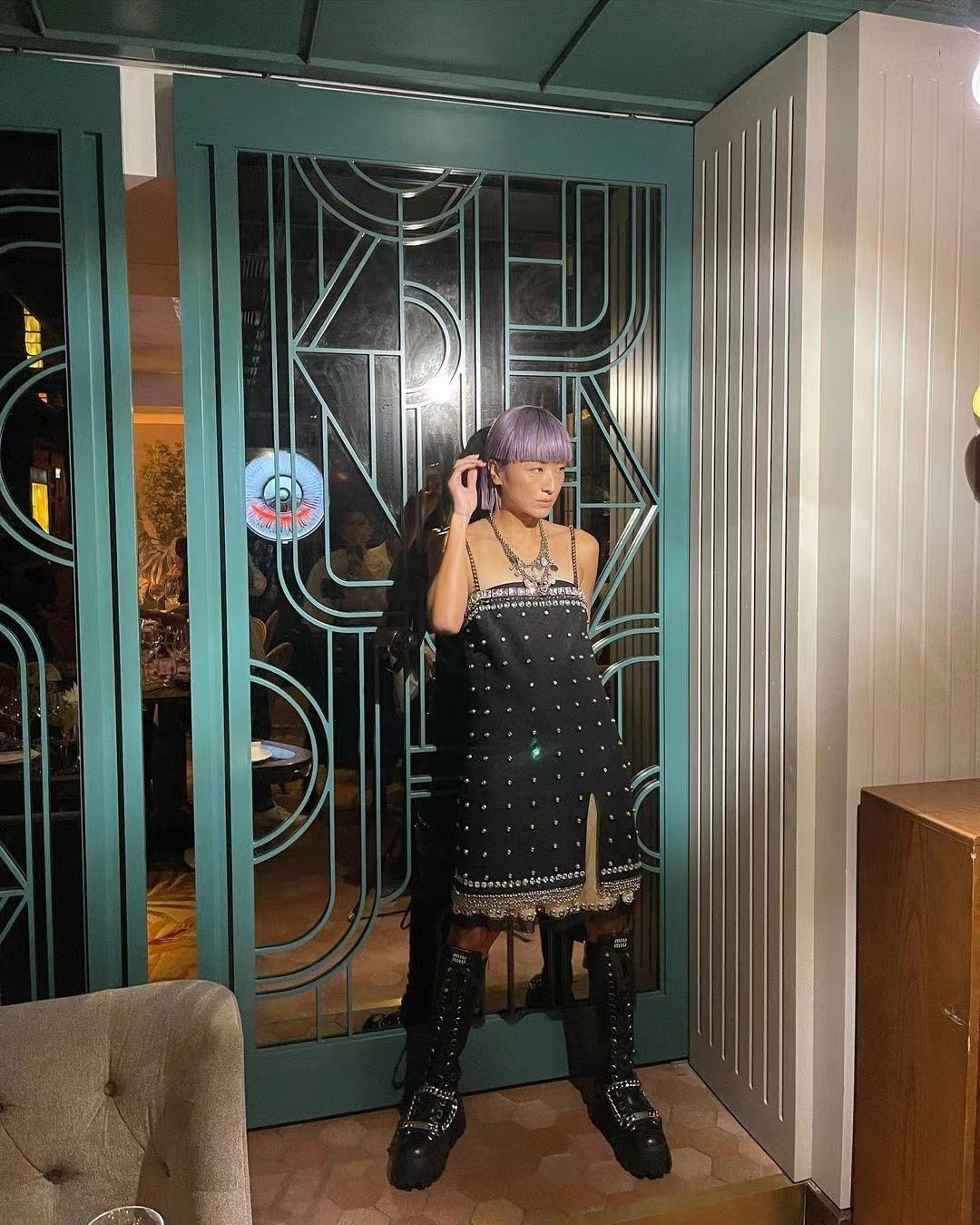 潮帮先生 陈奕迅老婆造型前卫，紫色齐刘海配厚底长靴，这时尚一般人追不上