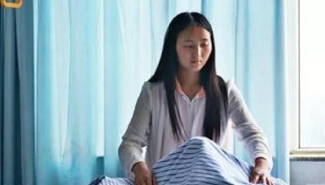 萌听小c姐|95后“孝心妹”带着瘫痪奶奶上大学，是何原因让她作出如此决定？