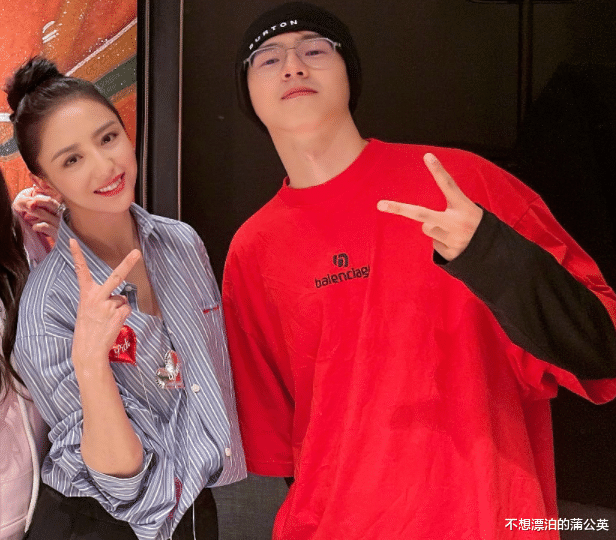 佟丽娅|佟丽娅为《唐探3》宣传，合影比刘昊然脸小一圈，陈思诚低调出镜