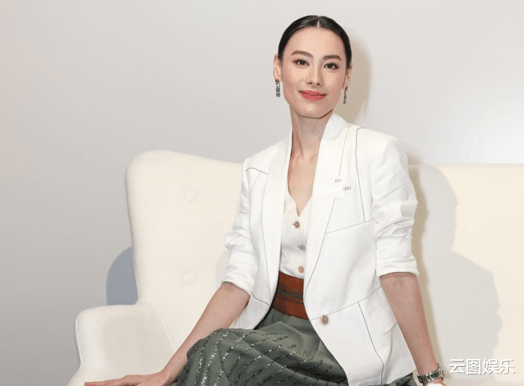 梁洛施|与李泽楷分手10年！梁洛施频繁穿旧衣出镜，儿子打扮与路人无异