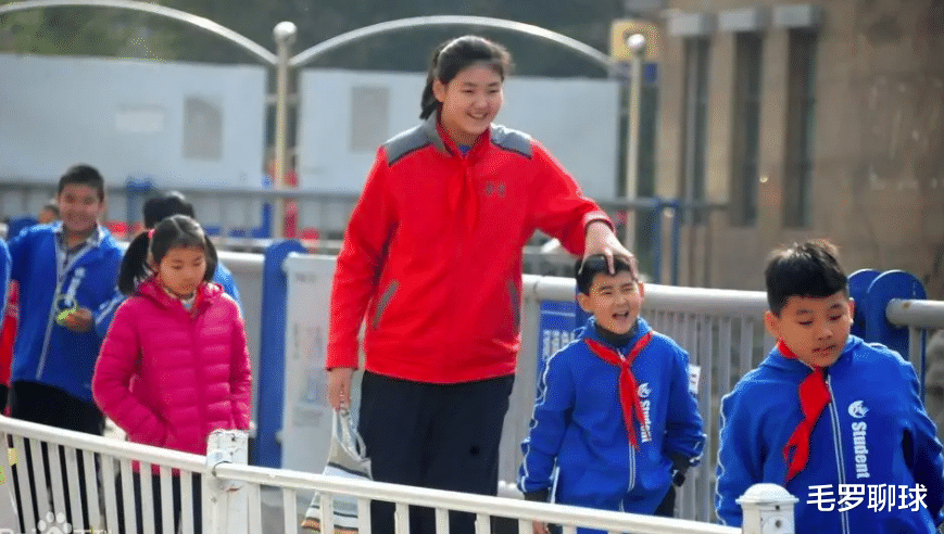 中国女篮|14岁女姚明长到2米26，中国女篮喜获至宝，中国女排错失人才