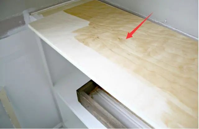 楼梯护栏和隔断旁别空着，装个半墙柜，收纳翻倍谁看都说太实用