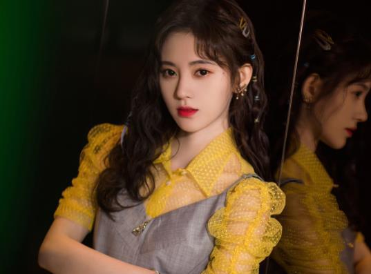 鞠婧祎|鞠婧祎回应“耍大牌”，打伞为防偷窥，代拍角度刁钻毁形象？