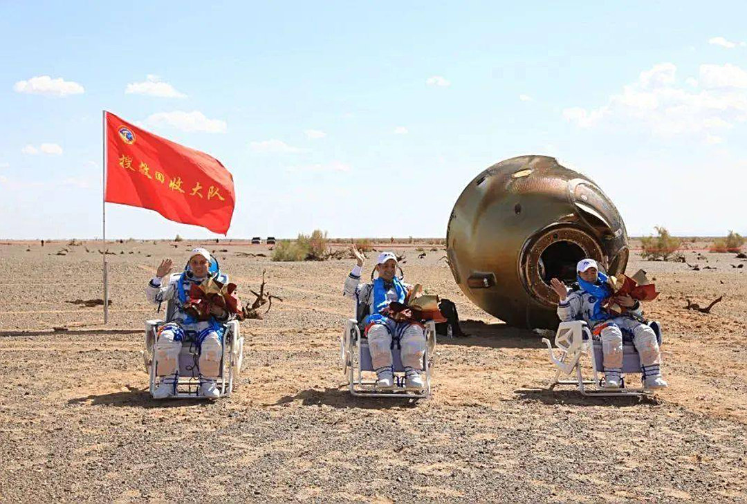 美国登月是骗局?神舟航天员回来坐躺椅,他们下登月舱却能站着?