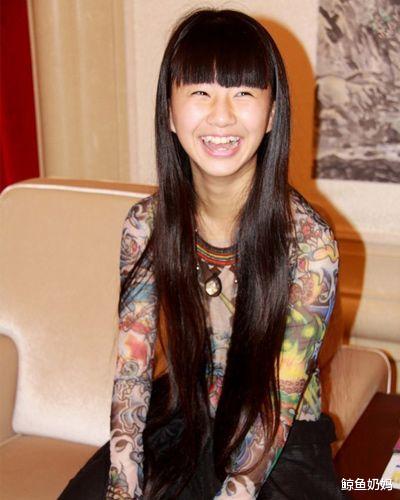 小彩旗|还记得杨丽萍捧红的“小彩旗”吗？网友盼着她变美，如今长成这样