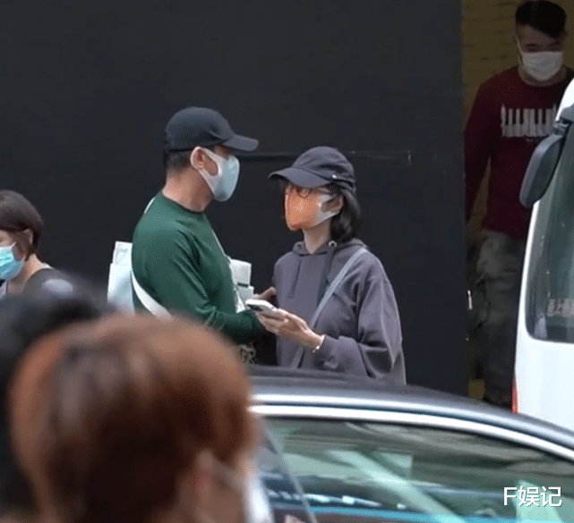 郭蔼明|很恩爱！刘青云和郭蔼明在人来人往的街头依旧手牵手