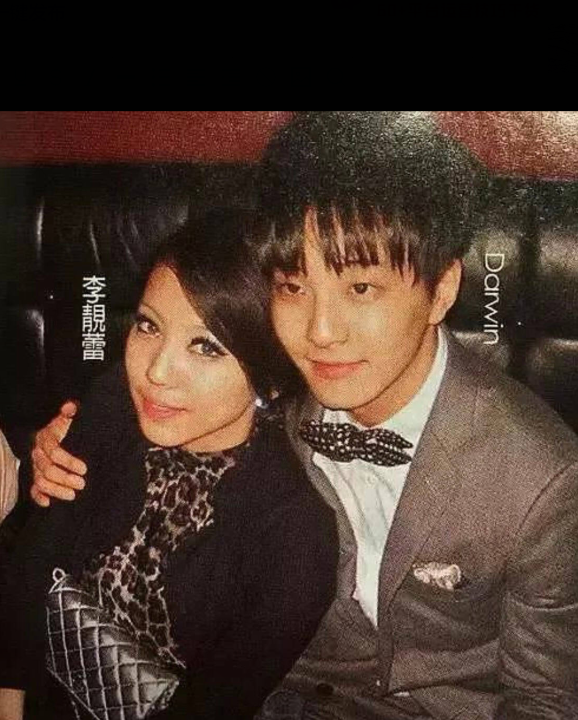 李靓蕾|王力宏开始反击了?李靓蕾与年轻男子贴脸照曝光,私生活引发热议