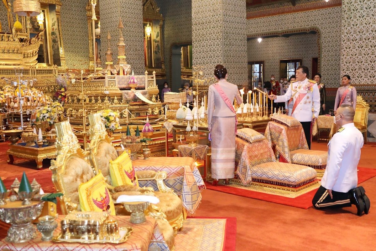 全球时尚风行 苏提达终于穿赢诗妮娜！藕粉色裹身扮嫩太成功，直盯泰王露星星眼