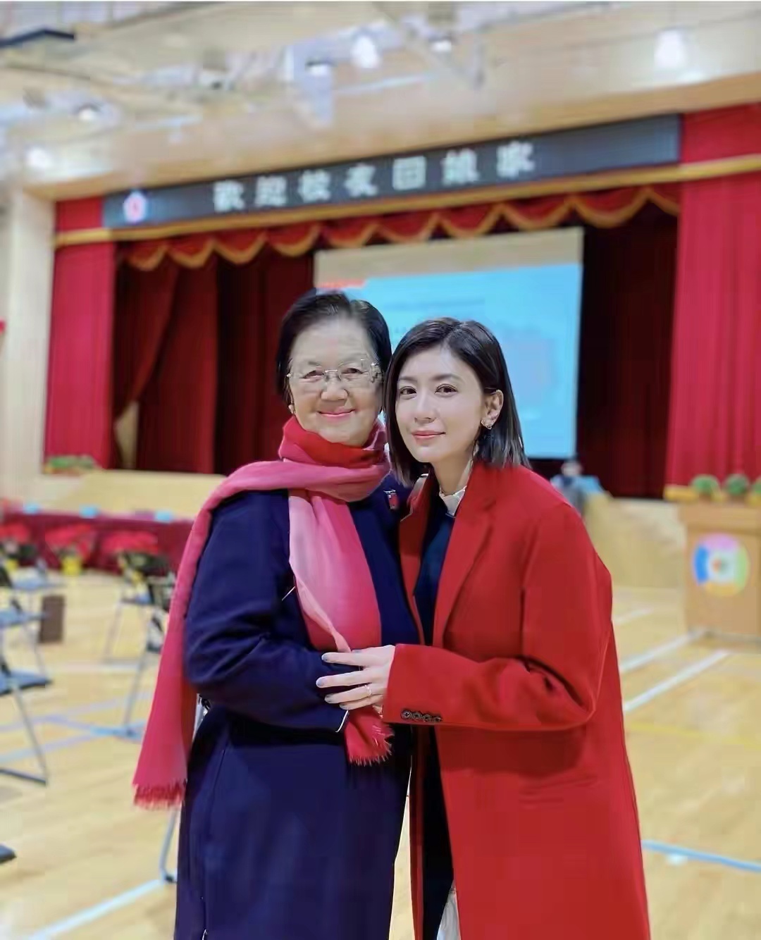 贾静雯|47岁贾静雯现身母校！穿红色呢子风衣太土味，搭配臃肿身形似壮汉