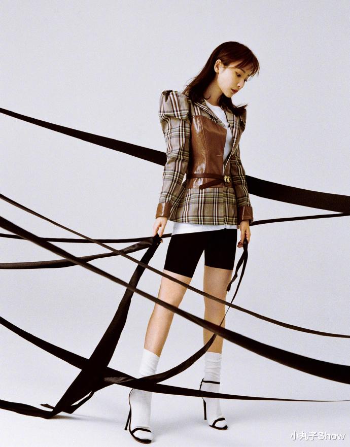 柳岩|41岁柳岩紧身裙秀S曲线，亮片裙珠光宝气，肉弹身材同龄女星少见