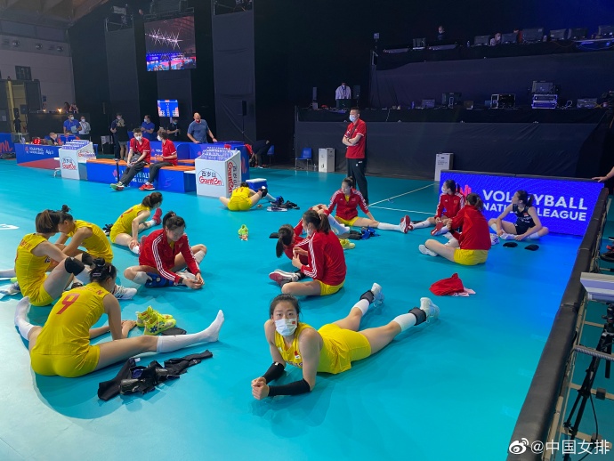 郎平|被中國女排橫掃仍笑開花，泰國弟子找郎平合影，張常寧帶隊坐地上