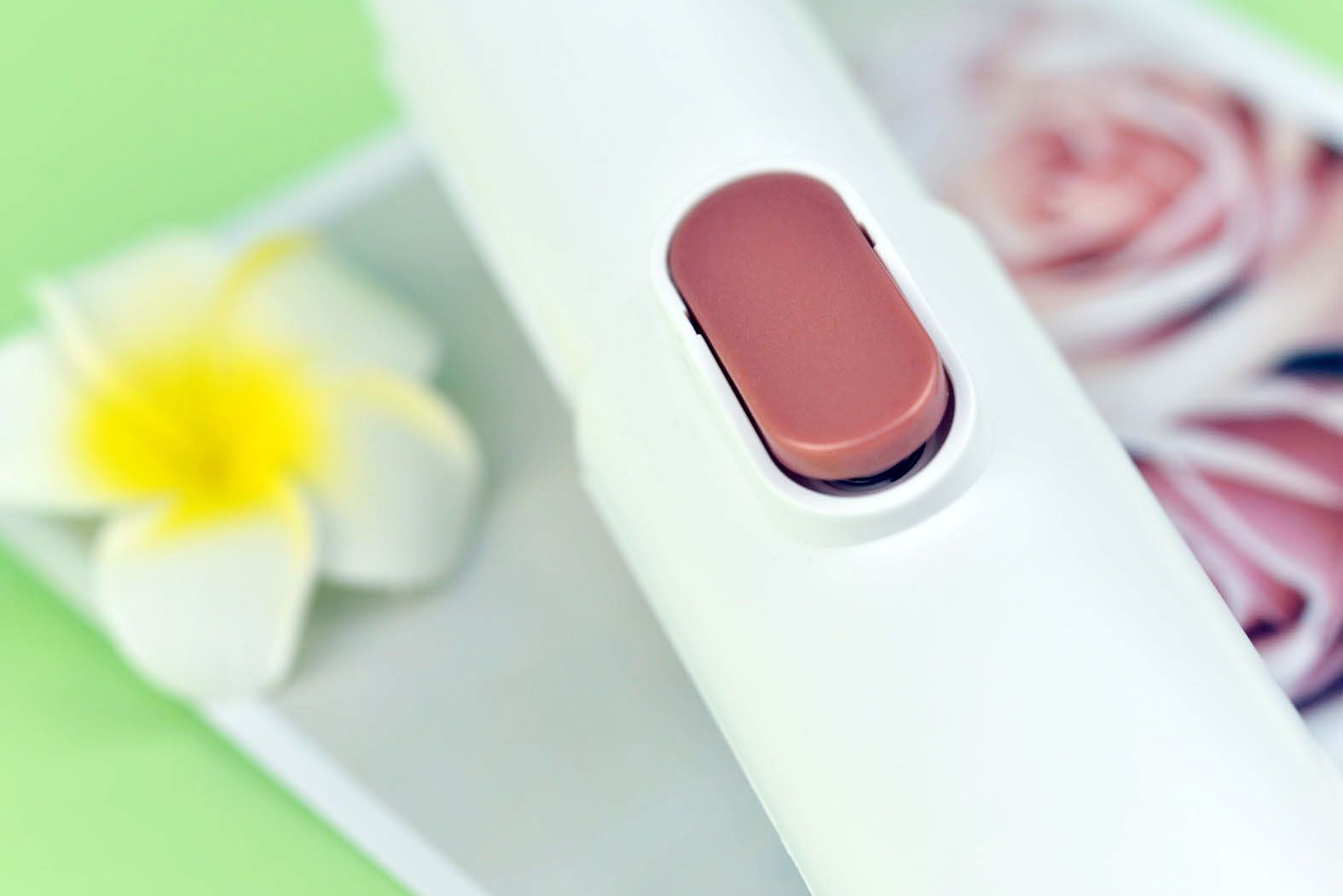 一喷二刷三抽四吸，仅用四步，UWANT布艺清洗机破解家居清洁难题