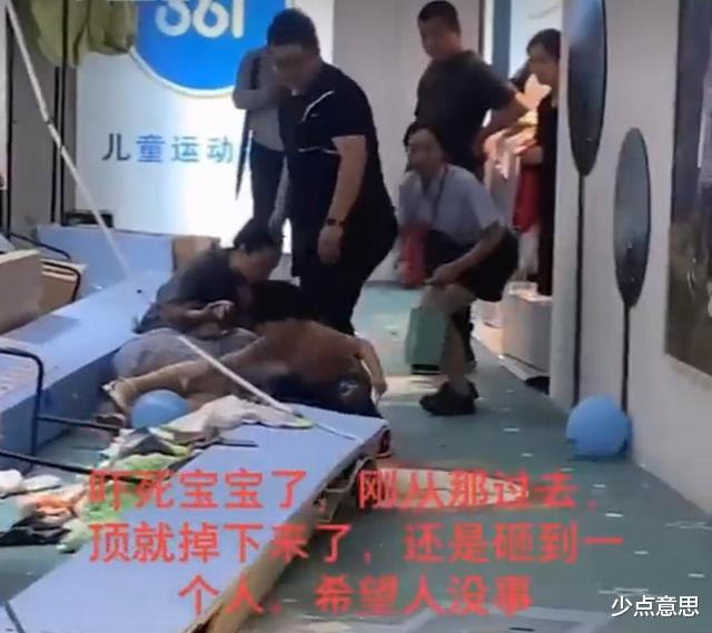 少点意思 商丘某商场吊顶坠落砸到人,仍正常营业?只是轻伤,正在调查