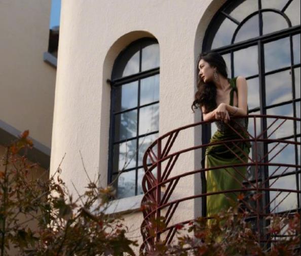 |杨幂和刘诗诗走ELLE红毯状态不佳，怪时间拖延，迪丽热巴一骑绝尘