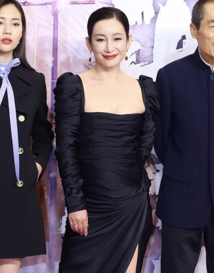 秦海璐|秦海璐也翻车，穿紧身“挤奶裙”好显壮，裙子还勒出小肚腩真尴尬
