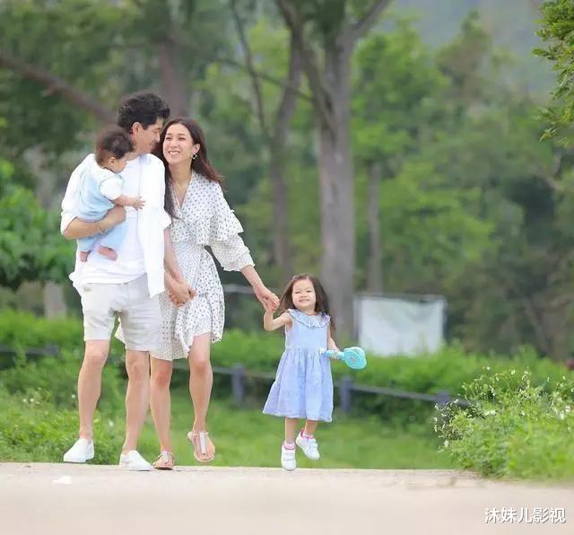 钟嘉欣|钟嘉欣商演显寒酸，紧身短裙穿得好魁梧，边唱歌边收粉丝红包？