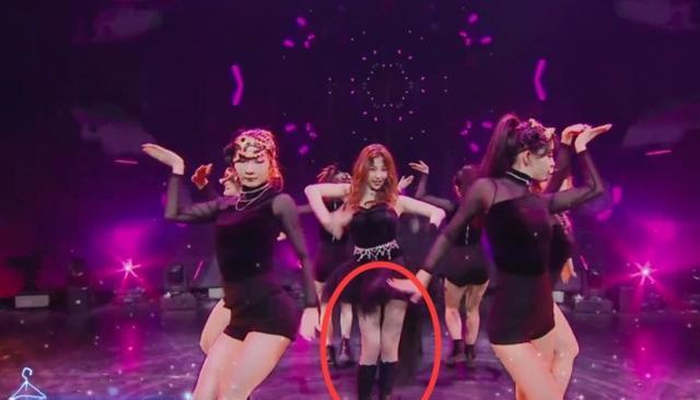 虞书欣|过年胖十斤？当虞书欣和女舞伴站一起，腿围粗细太伤自尊了