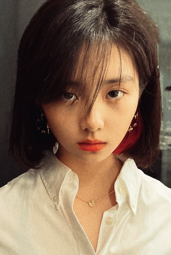 黄忆慈|15岁黄多多罕晒美照！挑染红发眼神犀利，化妆戴耳环显成熟