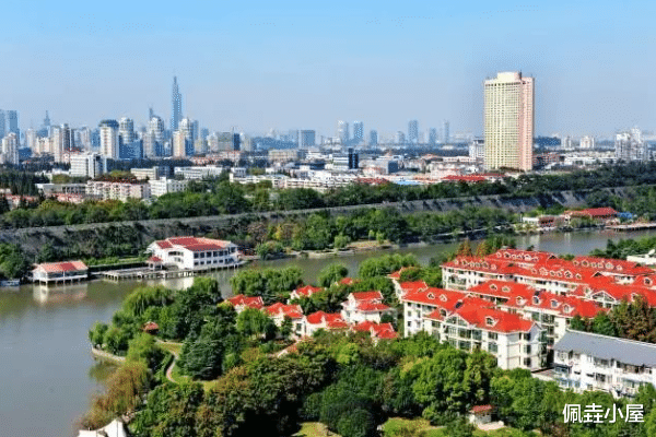 孟哥来了 广西一县让人嫉妒，继新建高铁站后，又大兴土木建50.95亩的客运枢纽