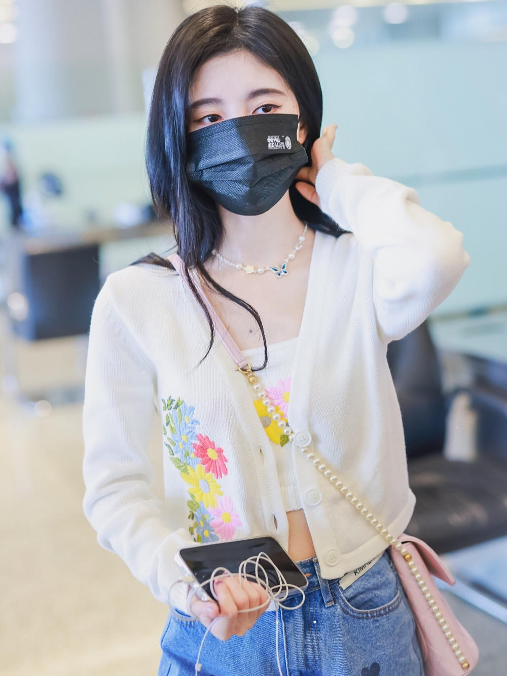 何有强|鞠婧祎不愧是4千年美女，穿开衫搭配牛仔裤青春感满分，高级洋气