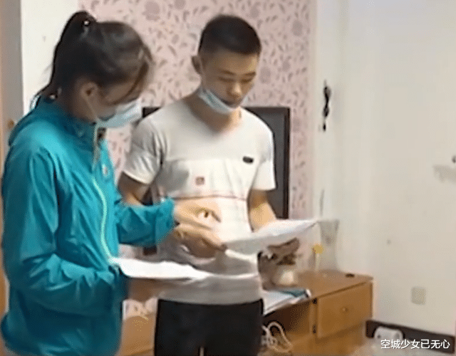 卑微丈夫进妻子卧室也要扫码付钱,200元1次,连女儿也不是亲生的
