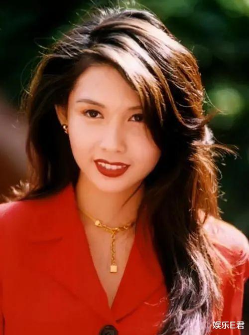 迪丽热巴|邱淑贞大女儿穿吊带裙拍广告，大秀性感身材，网友：比她妈差远了