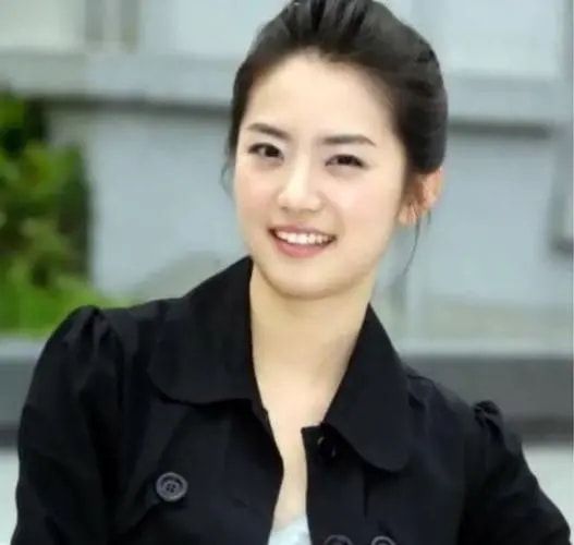 刘荷娜|她曾与林志颖搭档走红，却因恋爱退圈，如今竟躺公公腿上引起舆论