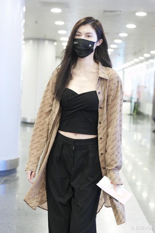小白爱美搭|什么单品能入超模眼,何穗机场私服挺低调,但简约黑裤难掩大长腿