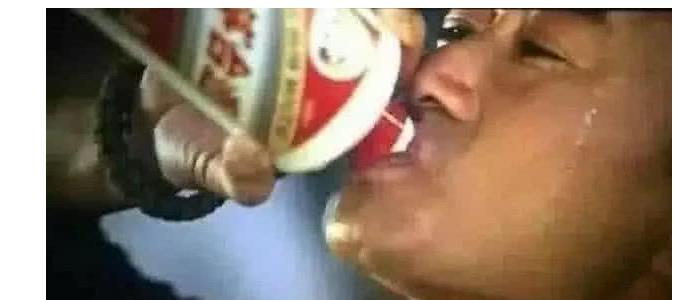 吴京|穿帮派的最佳镜头：周冬雨抢镜，吴京喝假酒