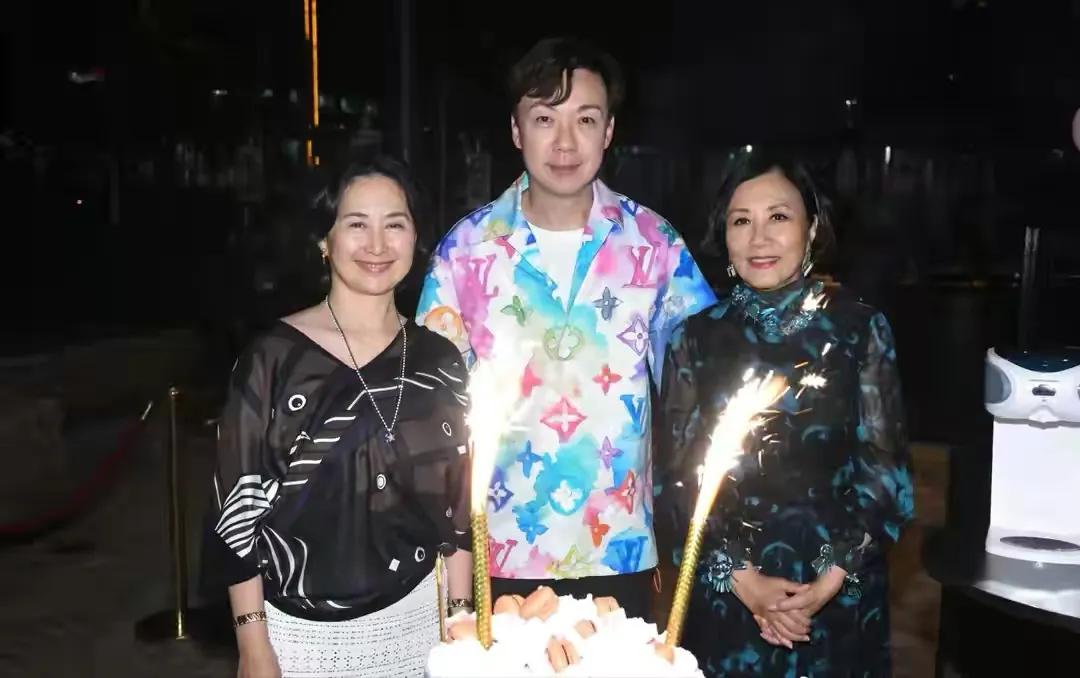 加菲猫说时尚|59岁何超琼现身好友派对!贵妇打扮一脸福气相,穿亮黄长裙超贵气