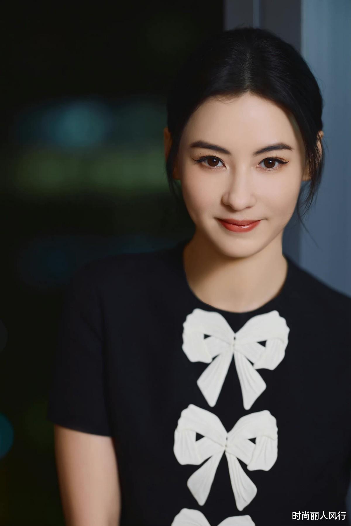 张柏芝|女神胖了后更美了！张柏芝终于变圆润了，41岁穿小黑裙嫩回少女