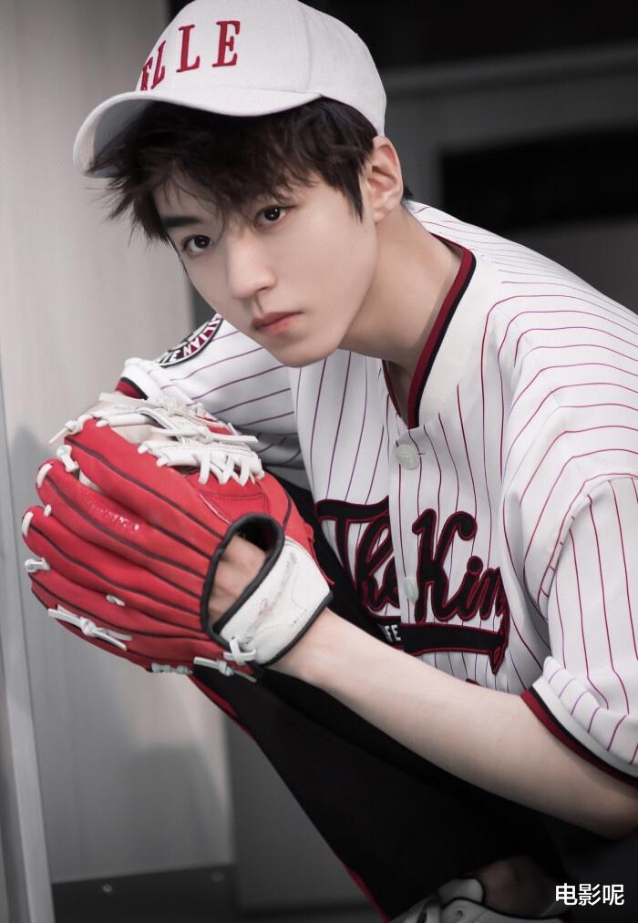 表情包|王俊凯被工作室偷拍，吃零食速度引调侃，被粉丝做成翻白眼表情包