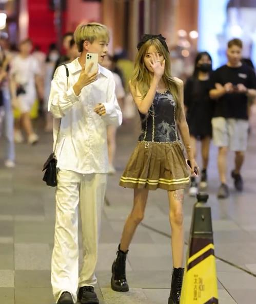 殷世航|套路璐近照曝光，皮包骨头瘦到脱相，网友：第一次不想减肥