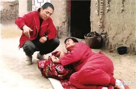 释小龙|张艺谋身边的女人，要用放大镜看。