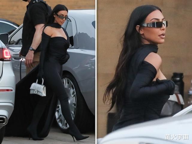 易烊千玺|40岁金·卡戴珊霸气赴派对，小腹平坦侧影壮观，却被萌娃踩了斗篷