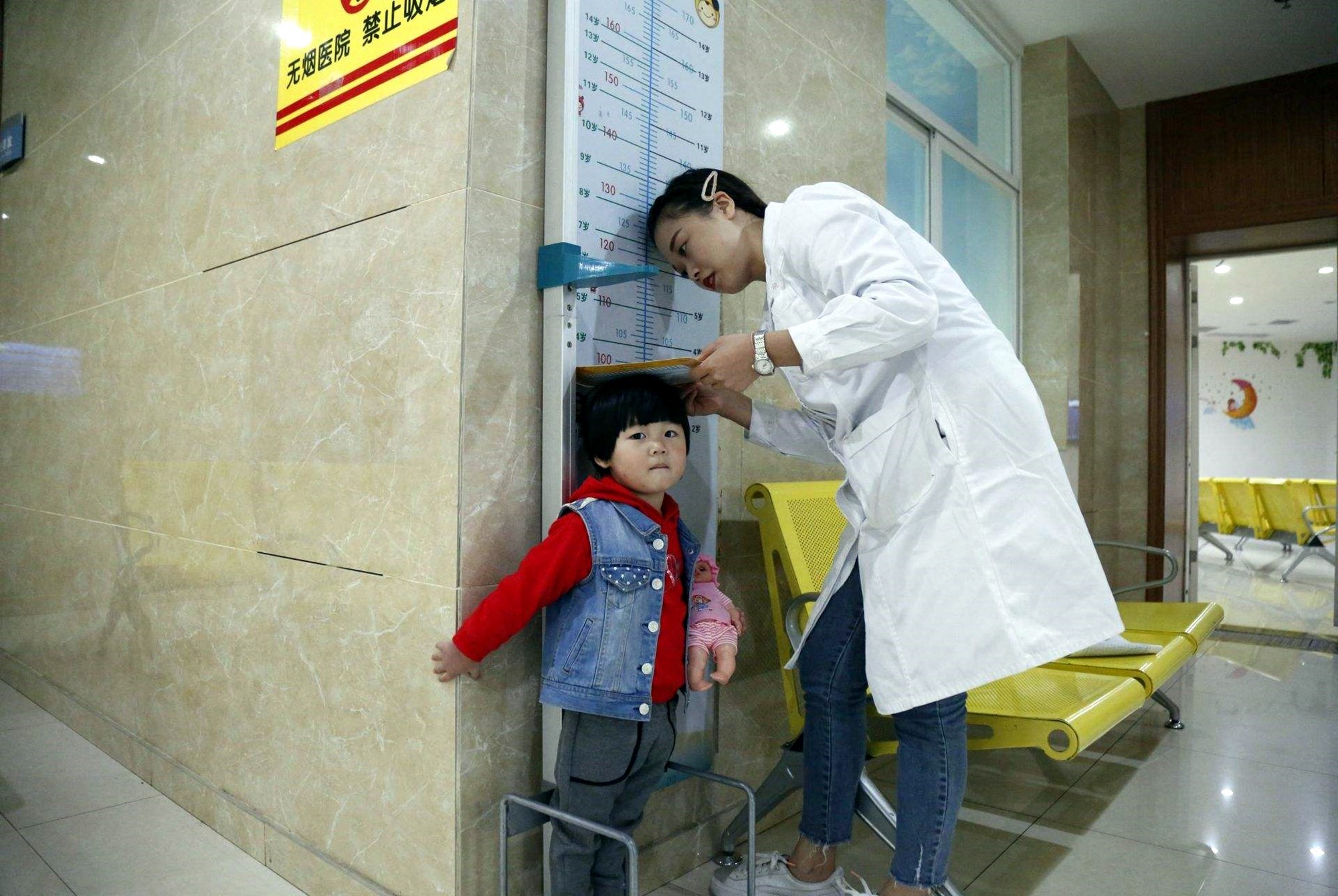 贝贝豆育儿课堂|要想孩子冲破“身高封锁线”，建议家长抓住三个信号，能多长5cm