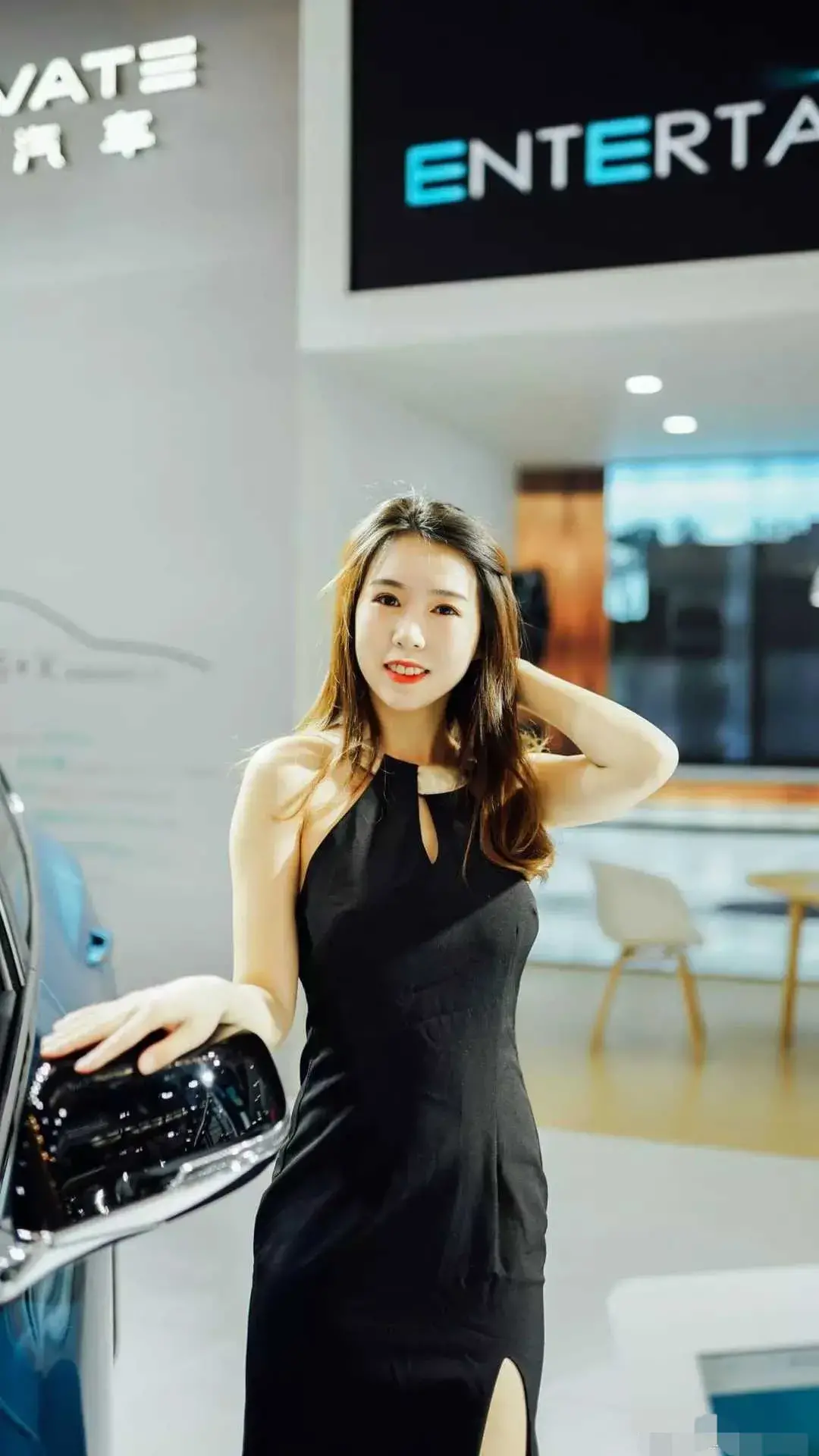 就聊一下|两个漂亮车模，一个阳光灿烂笑魇如花，一个心事重重，形成了强烈的反差