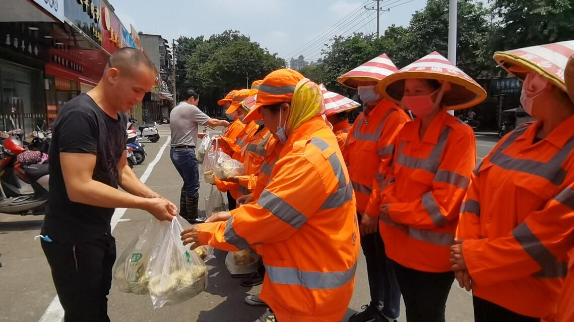 新媒头条 竹盐鸡老板慰问环卫工人,向城市的美容师致敬!