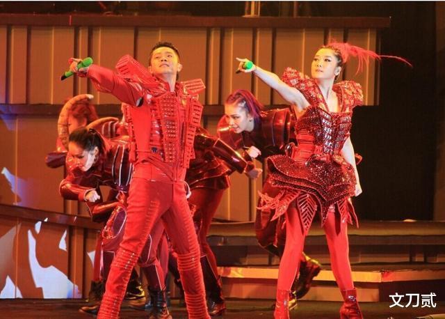 庞龙|庞龙当老师，王蓉被曝精神问题，一首歌赚2.4亿，神曲歌手怎样了