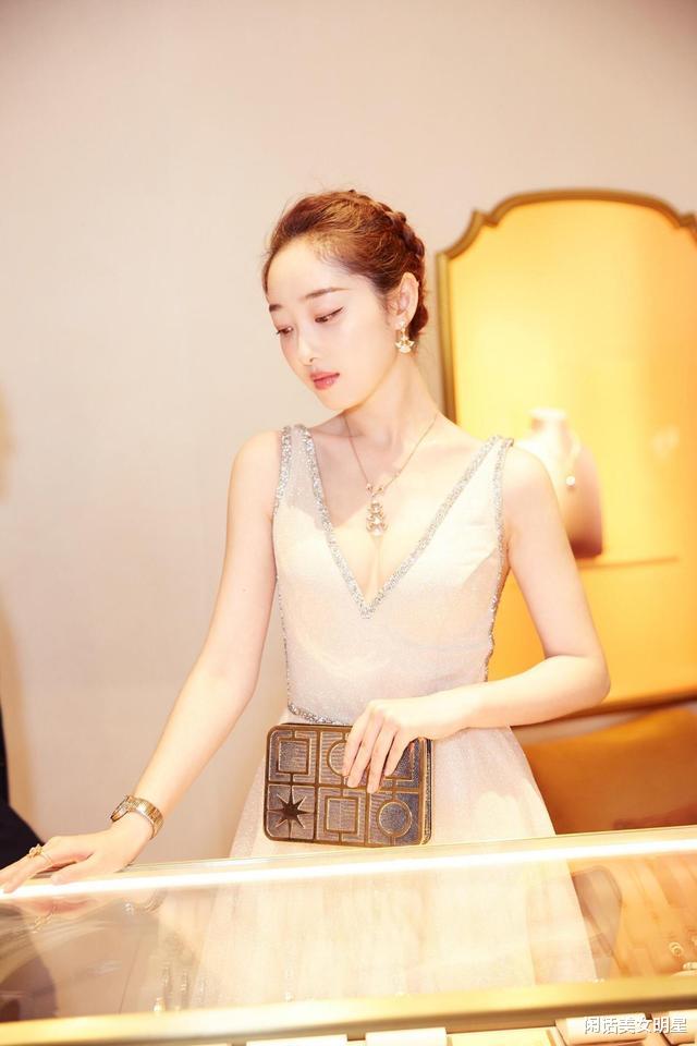 蒋梦婕|32岁蒋梦婕，饱满有型肌肤白皙，美得如此性感迷人