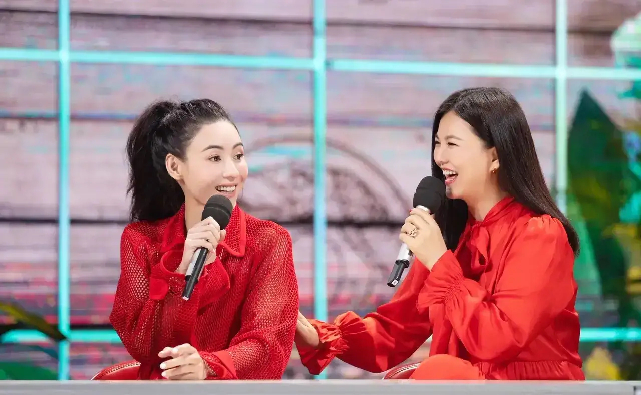 张柏芝|张柏芝还似年轻般明艳，很适合穿红色，看她和李湘同框就知道了