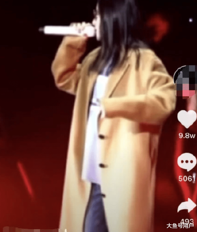 张碧晨|网曝张碧晨带女儿外出就餐近照，孩子简直就是翻版华晨宇